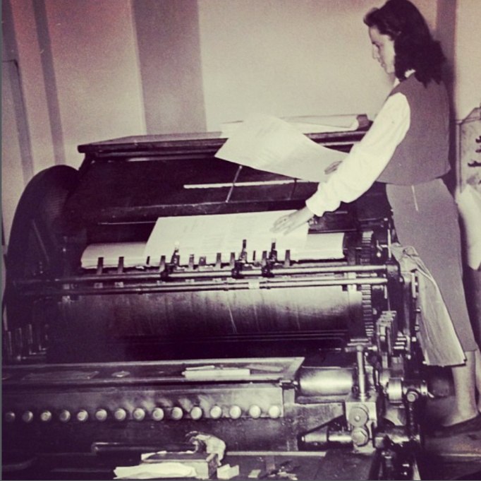 Una lavorante alla macchina tipografica piana, dall'archivio storico Grafica Nappa