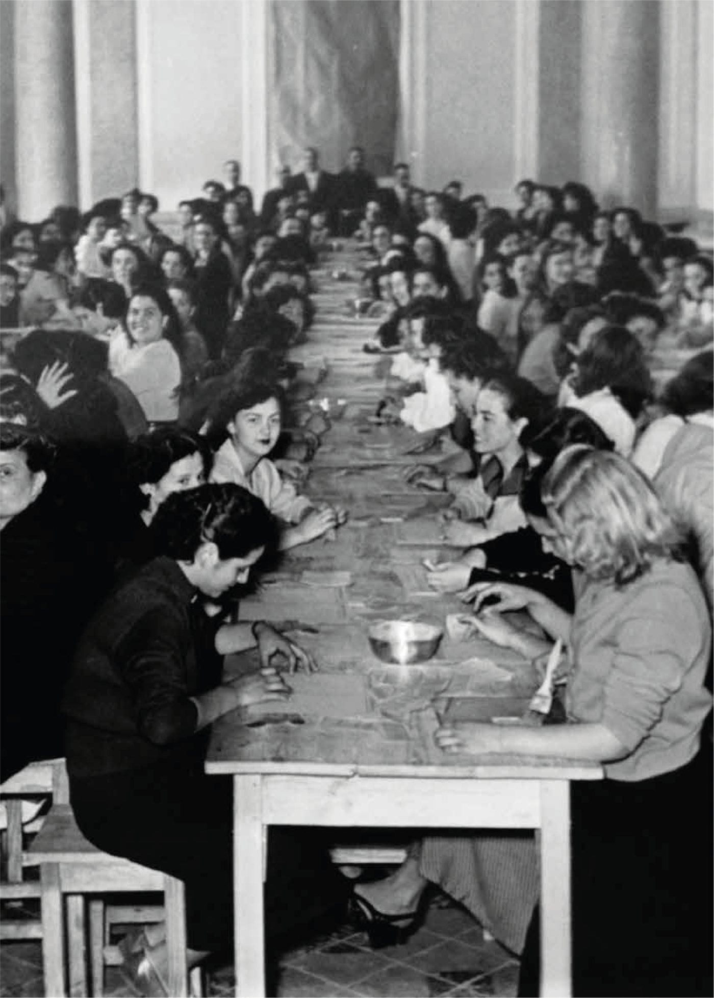 Lavoranti che piegano a mano le schede elettorali della prima elezione della Repubblica Italiana, archivio Grafica Nappa