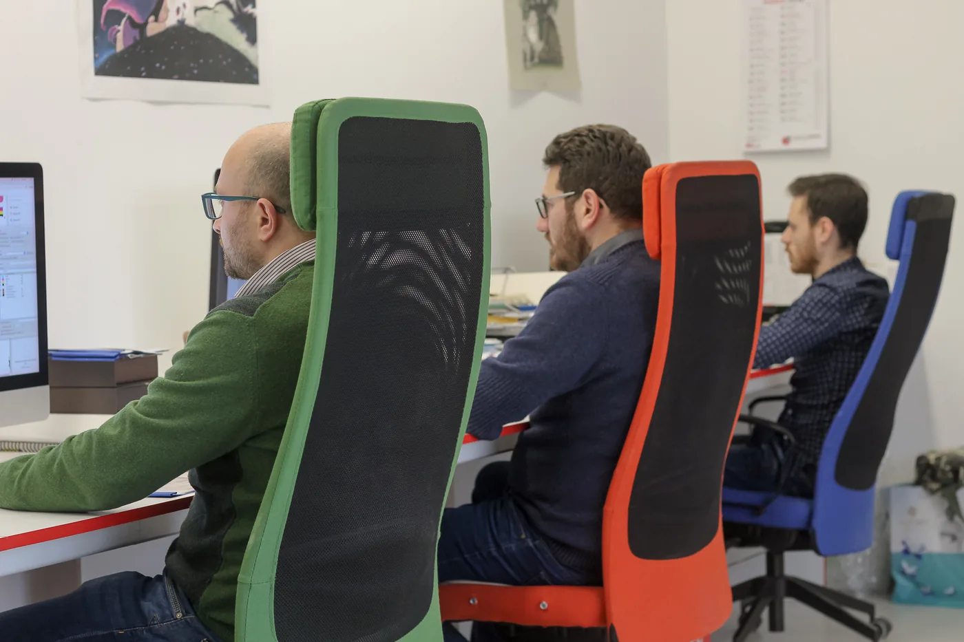 I grafici al lavoro nello studio di prestampa oggi