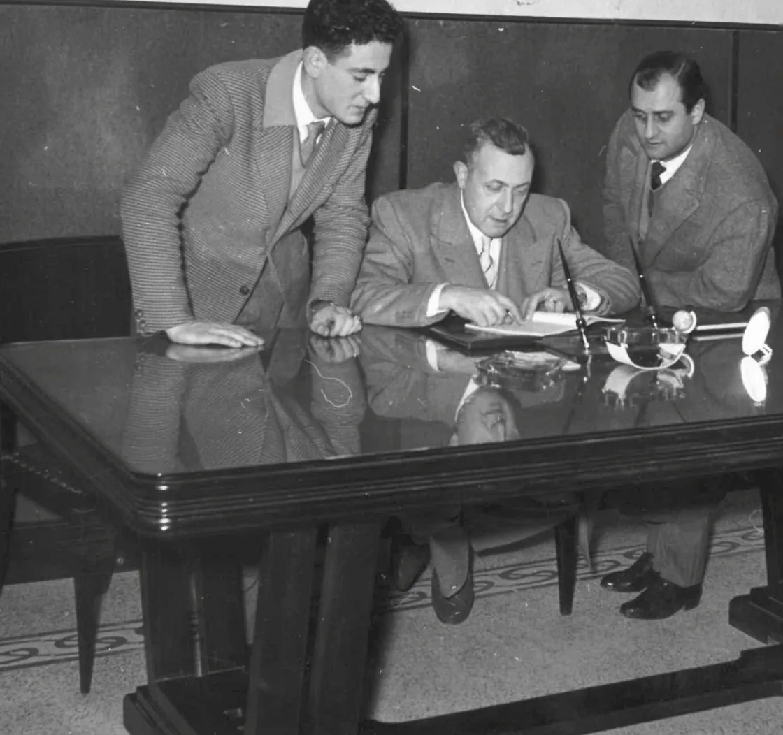 La direzione alla scrivania in una foto d’archivio