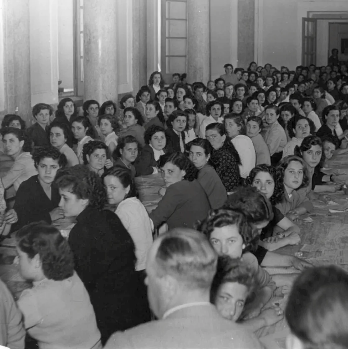 Operaie al lavoro ai lunghi tavoli nella sede storica