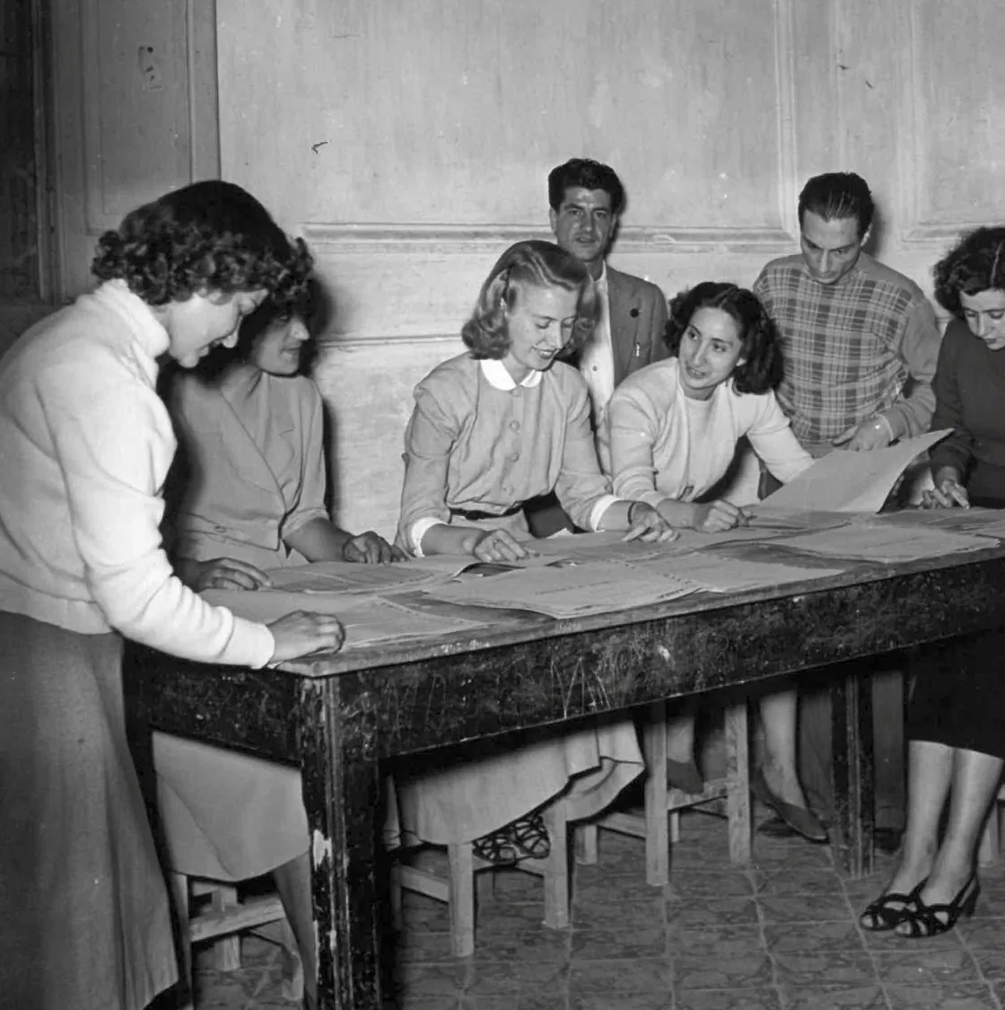 Revisione dei fogli stampati attorno al tavolo