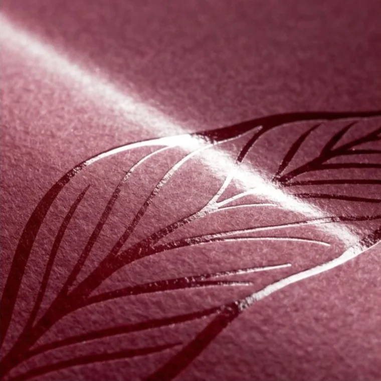 Vernice UV lucida a registro su fondo bordeaux